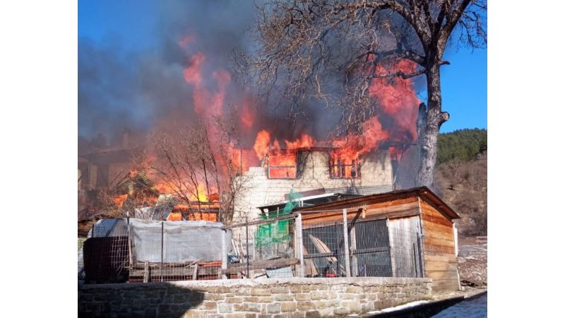 Βωβούσα: Φωτιά μέσα στο χωριό